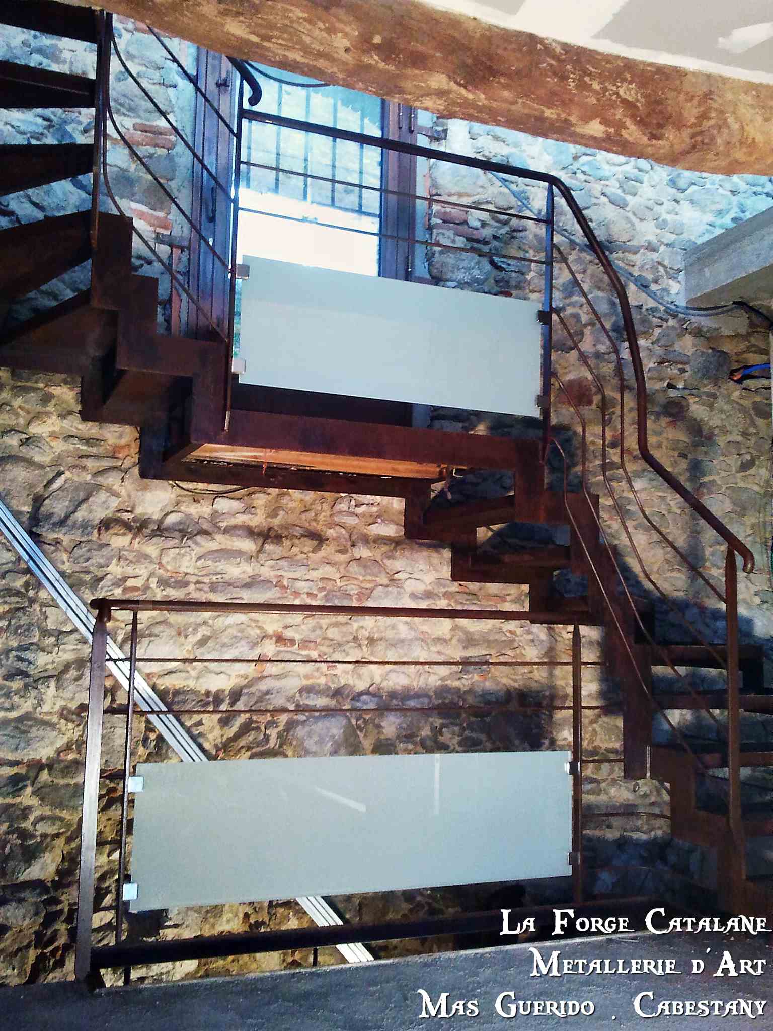 Garde corps soubassement vitre lisses horizontale forge catalane 2.jpg